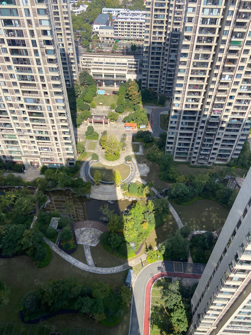 友邦壹号公馆电梯非顶楼128万送车位大四房随时看房