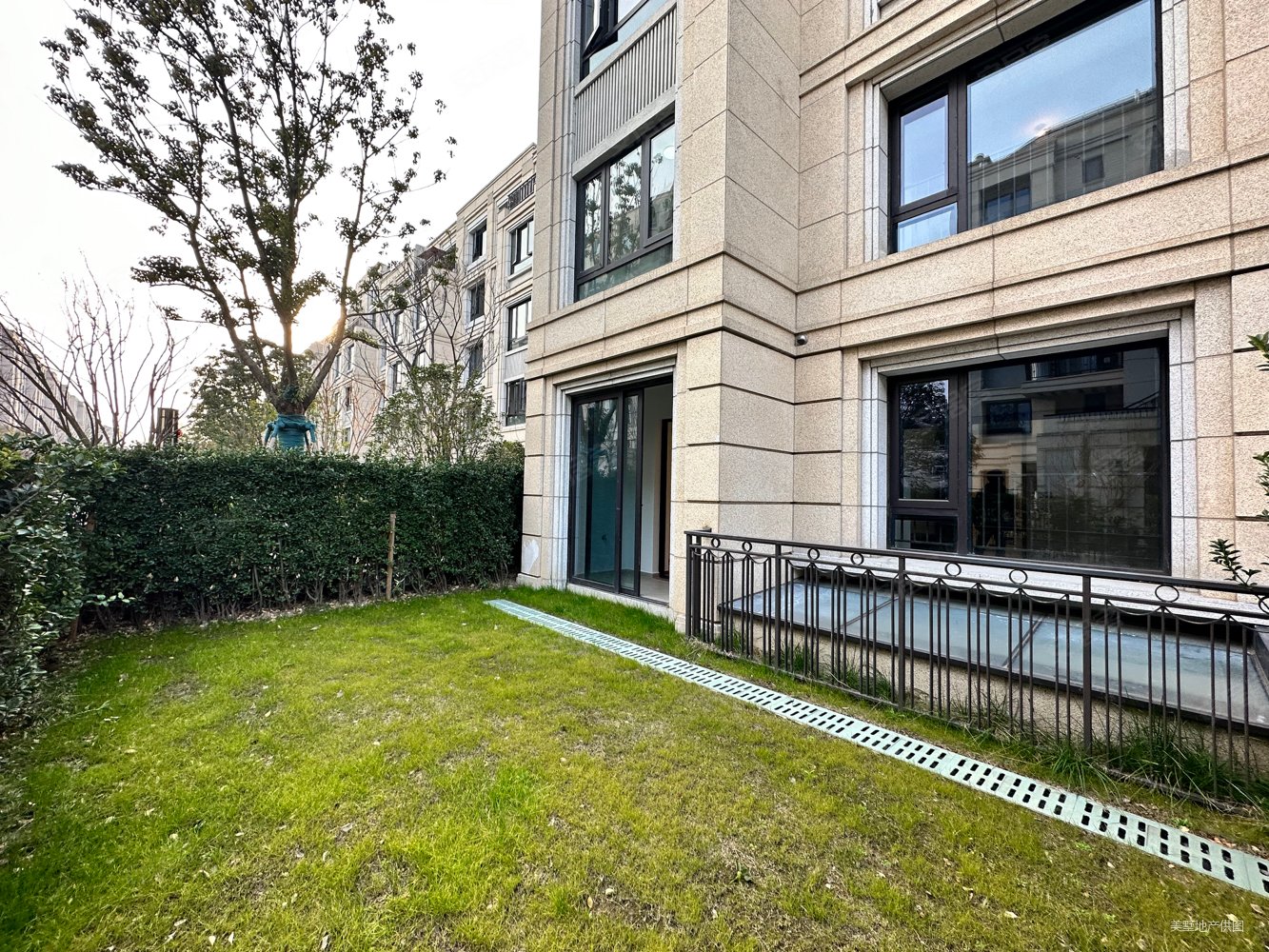 金地虹悦湾4室2厅3卫147.88㎡南北1050万