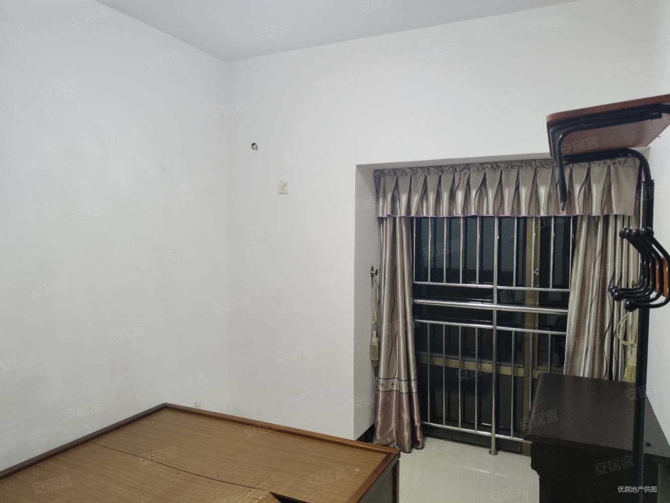 东湾桃花苑4室2厅2卫127.58㎡南北28.8万