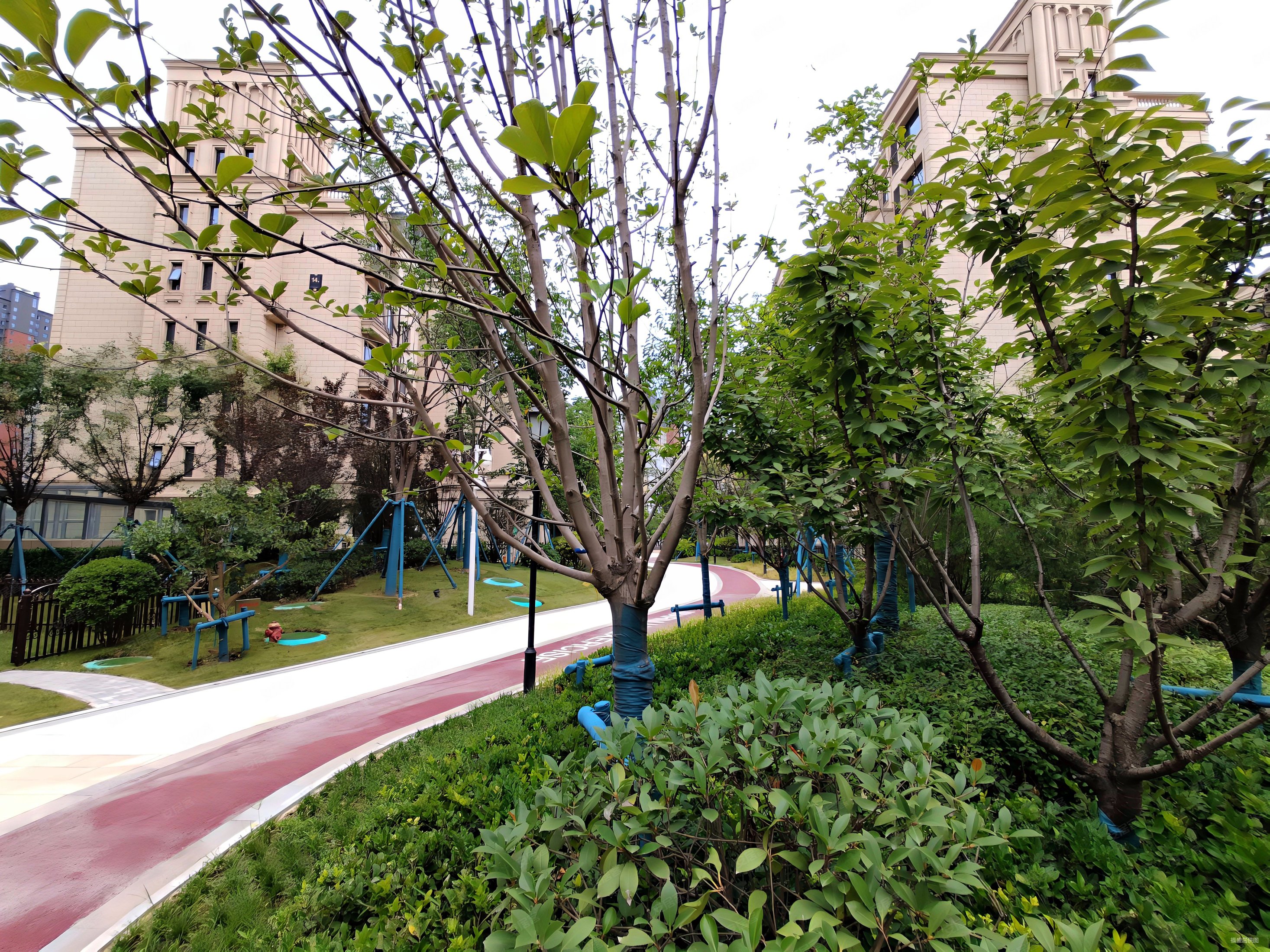 航天大道 山水美术 花园叠拼别墅 六室四厅四卫 地铁口现房,山水美树