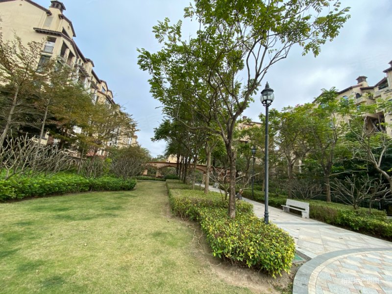 免  购房华发蔚蓝堡  低容积 车位充足  南北通透