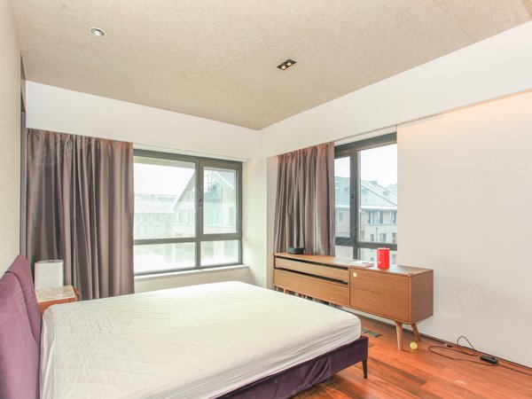 乐陵万柳书院万柳书院上跃格局复式四居室出租,装修保养得很好看房