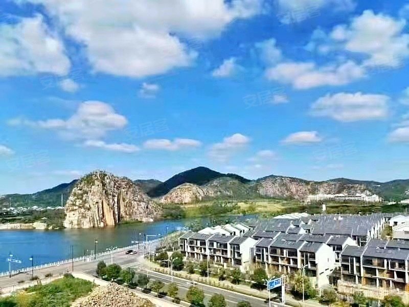 中航樾园4室2厅4卫141.25㎡南北450万