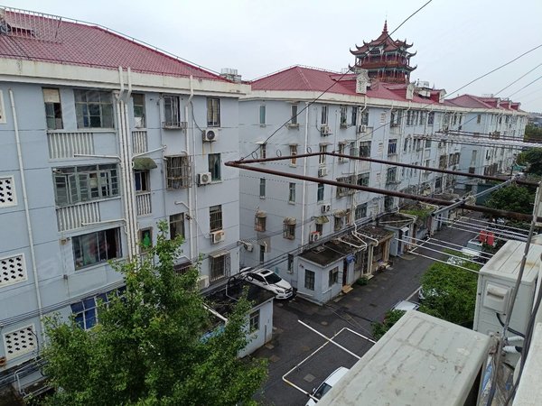 上海浦东川沙城南路368弄小区川沙地铁站附近,两室一厅,可办居住证