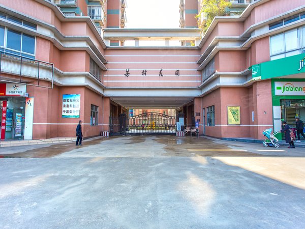 广州荔湾坑口芳村花园靠近省实,附近有公交车站,房子通透,直通天河