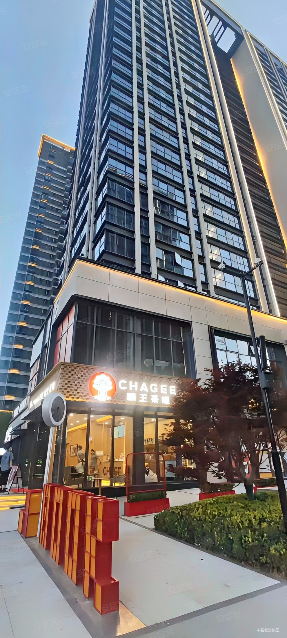 保利城公寓带车位出售地铁站就在旁边