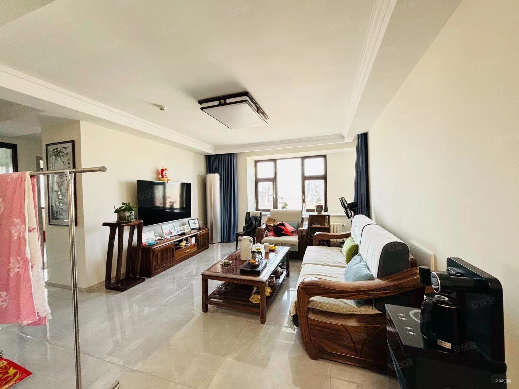 鲁商蓝岸公馆 精装修短住 有车位 前排采光好 近地铁口