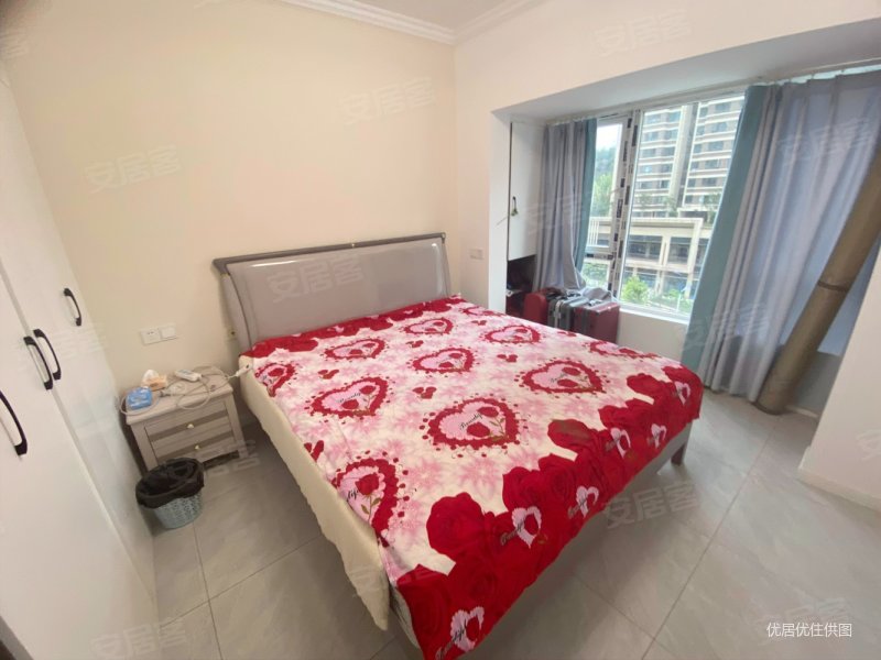 轻轨3号线附近精装三室出售,业主保持的非常好,领包入住,中国摩金棕