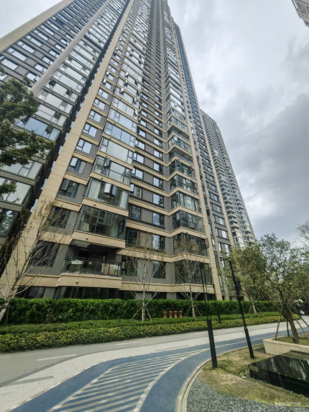 武汉房产网>武汉二手房>洪山二手房>欢乐谷二手房>东湖金茂府>1040