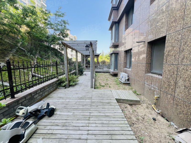 蓝湾怡庭一楼一百多平院子 四室三卫精装东边户  送两地下车位