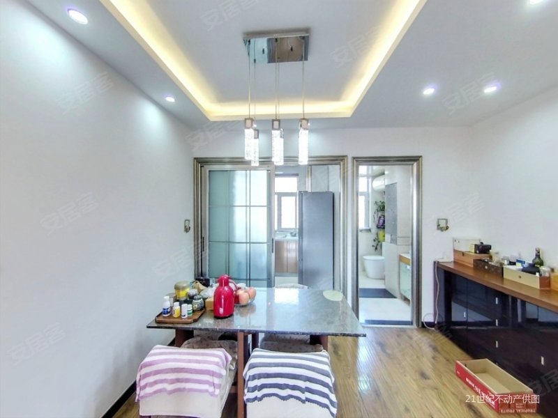 81片,小区环境有喷泉,业主自己住精装修,南北通透户型