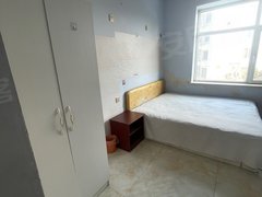 月租750元，大厅附近公寓三楼一室有网，淋浴，干净整洁