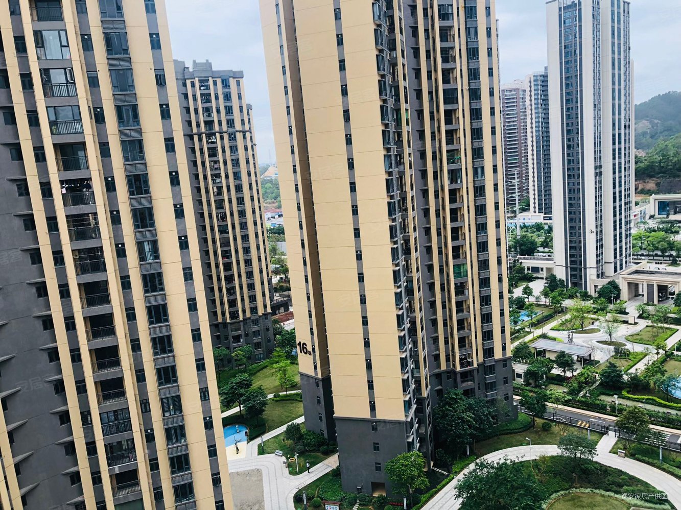 门口就是保华铂郡106拎包入住三房