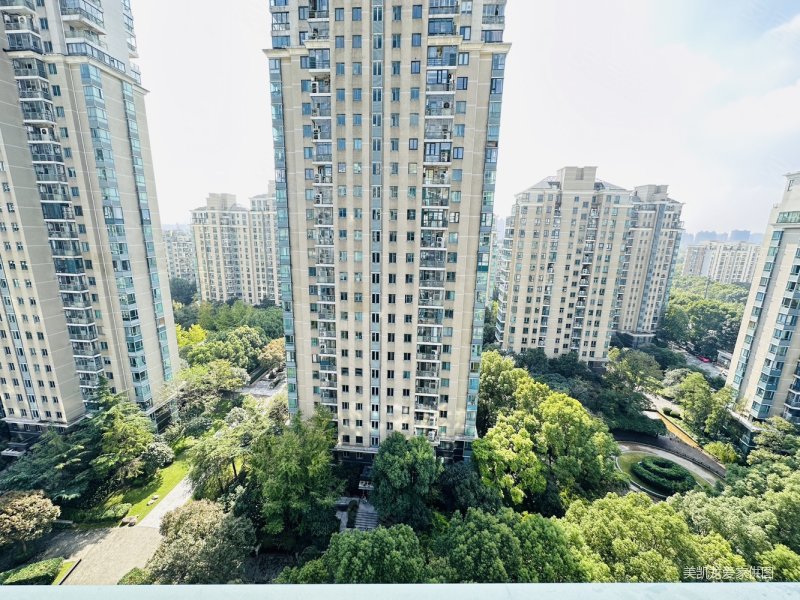 田丽实拍水清木华普通住宅三房,飞机户型中区采光好,随时看房