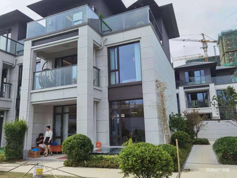 临安区性价比排屋 地上三层地下两层 大花园带露台 260万起,青云府