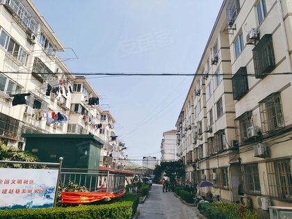 小区老旧,车位比较紧张,停车不太方便,楼栋号比较乱小区不足小区是