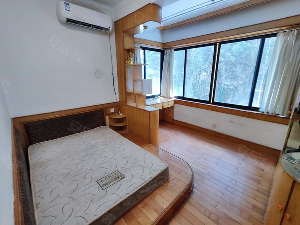 重庆渝中解放碑嘉华大厦洪崖洞附近,嘉华大厦3室出租,家具齐全,随时