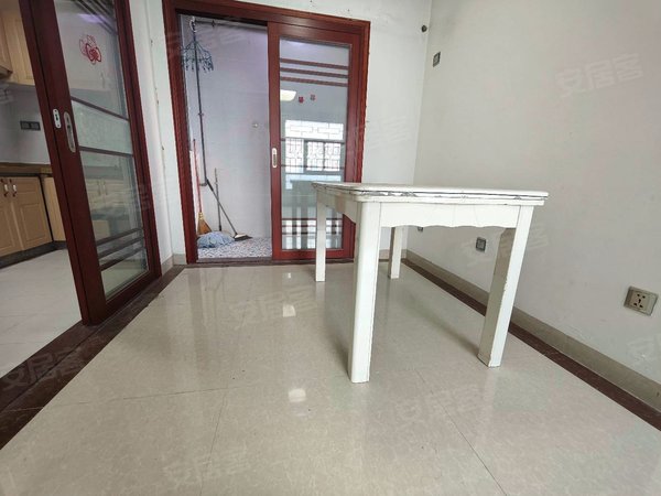 深圳宝安新安泰华大厦新上实拍泰华大厦电梯两房,通风采光好,诚意出租