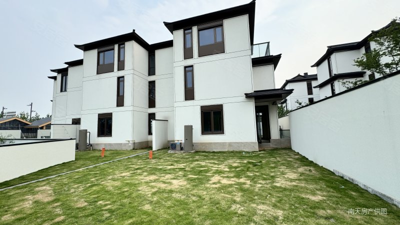 北区合院 位置较好花园较大 南入户 南北大花园 北边临河,宜和东方园