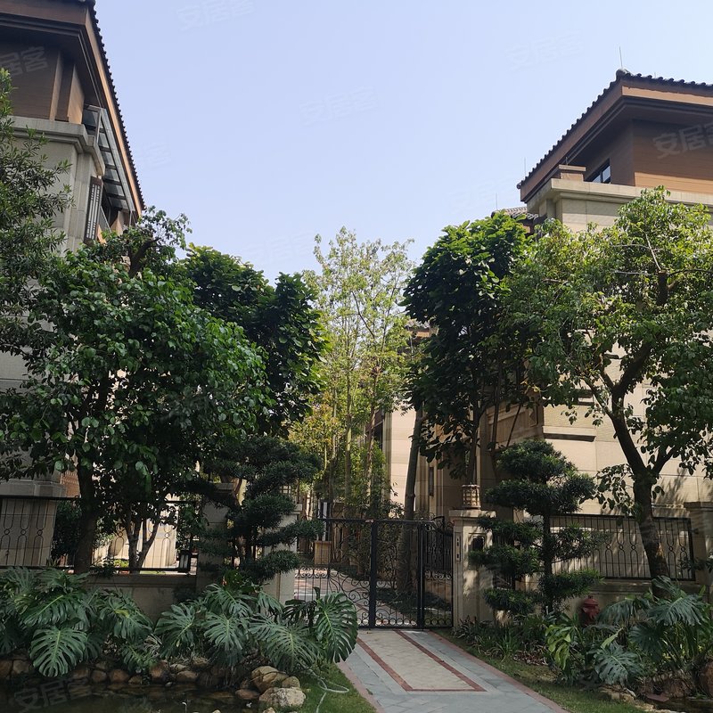 小区不足汇龙湾高层电梯户型是272,282,447平方,别墅户型是639平方米