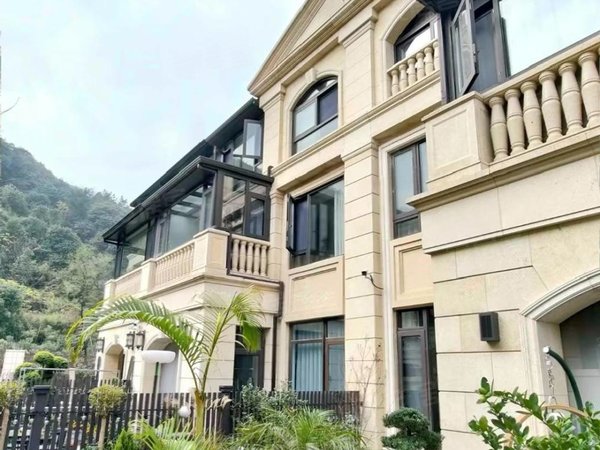 上海松江莘闵阳光花园自带车库和花园,家具齐全,诚意客户随时可以看房