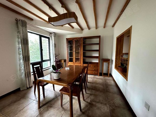 包头稀土高新区黄河大街三江尊园(别墅)租别墅找小郭 三江尊园别墅 精装修 带大院 看房方便提前联系出租房源真实图片