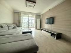 日照东港开发区荣誉世嘉，三室，简装，带家具家电1400月出租房源真实图片