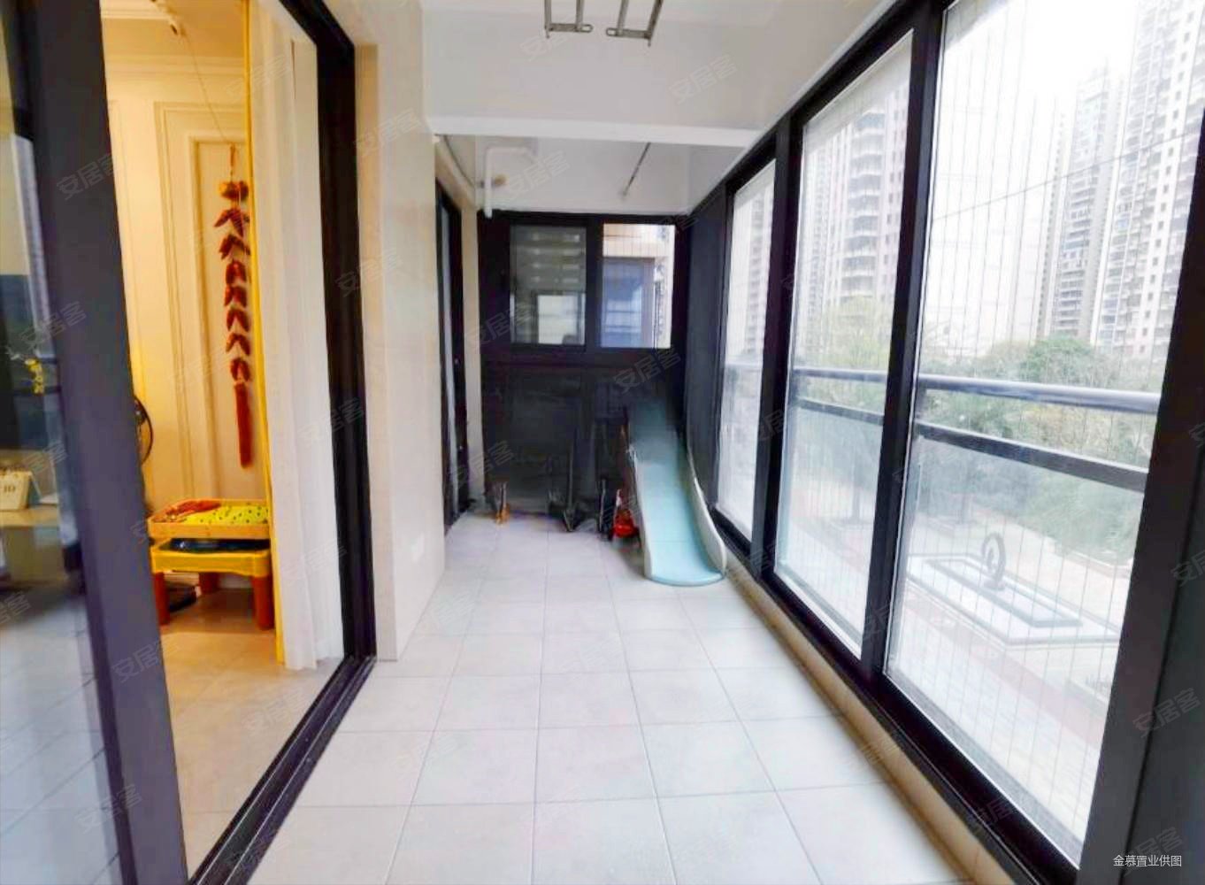 绿地中央广场3室2厅2卫122.69㎡南北145万