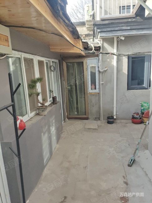 老西城什刹海满五随时看房准双证过户快