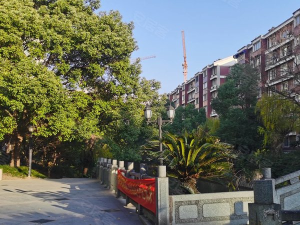 杭州拱墅朝晖和平小区业主自住房,结婚装修花了30来万,楼层好,阳光从