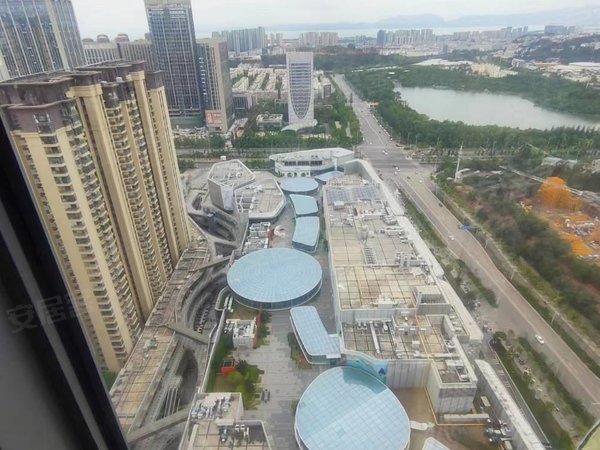 吾悦广场loft公寓楼下商业街旁边地铁口云大医院后