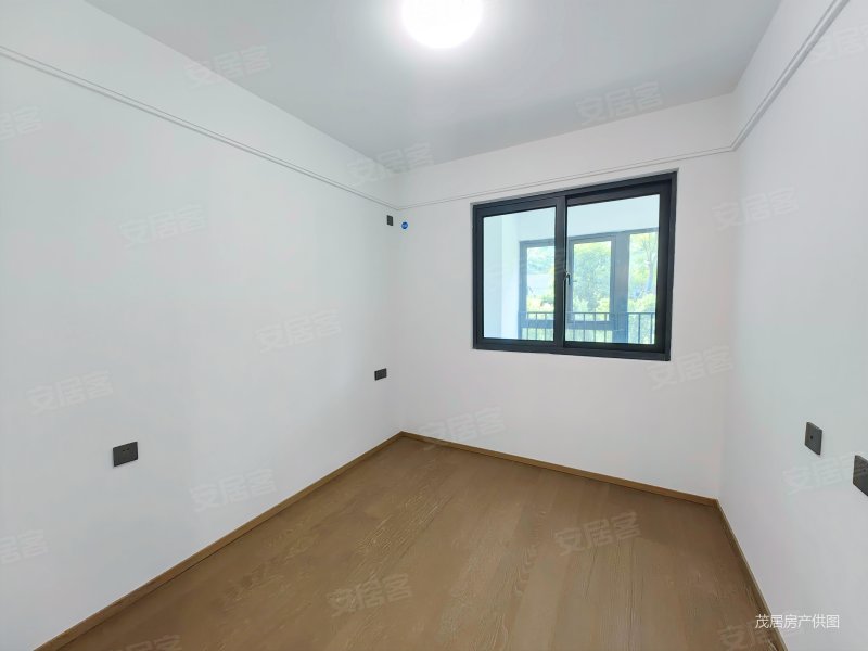 经开区南艳湖 公园万象次新小区 一楼带院子 有地下 南北通透