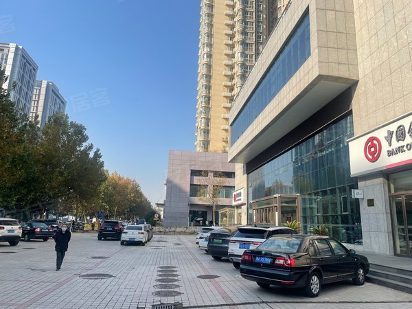 郑州中原秦岭路万隆广场近万达 10线地铁 双气免费暖气 精装一室一厅