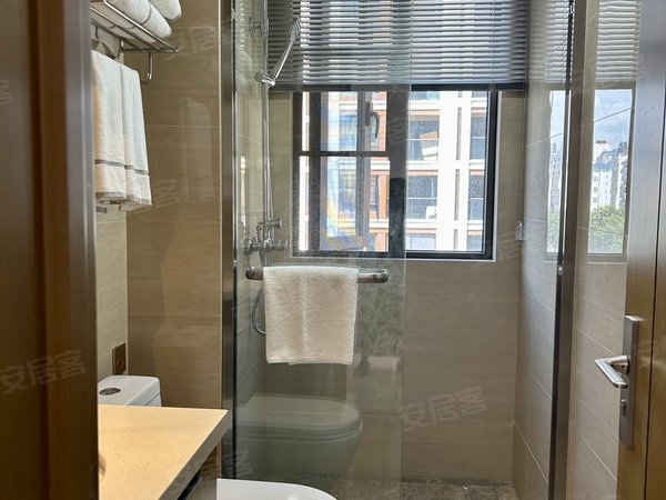 西双版纳景洪龙舟广场绿城春江明月市区 绿城春江明月 一室两厅 家电齐全 拎包入住 小区环境好出租房源真实图片