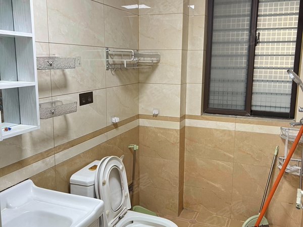 徐州新沂南京路宏基天城宏基天城两室一卫 三个空调 1400月包物业 有钥匙随时看出租房源真实图片