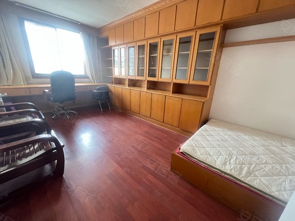 扬州邗江梅岭中学梅岭新苑(东区)旅游商贸学校后梅岭西路26号 有朝南