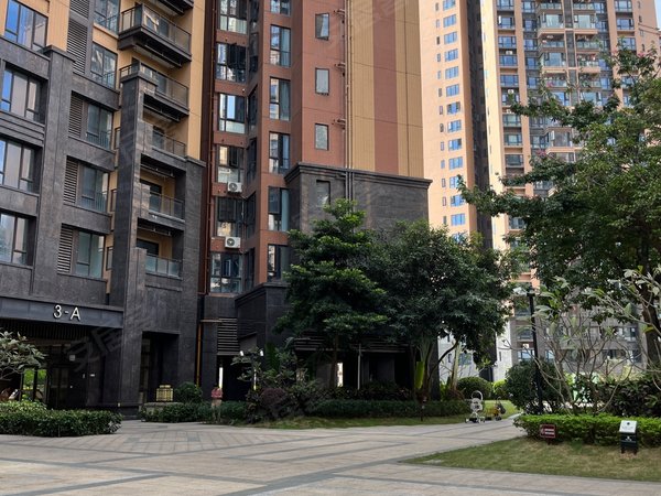 深圳龙岗坂田大族云峰一期坂田大族云峰小区,4室2厅2卫 配套齐全 电梯