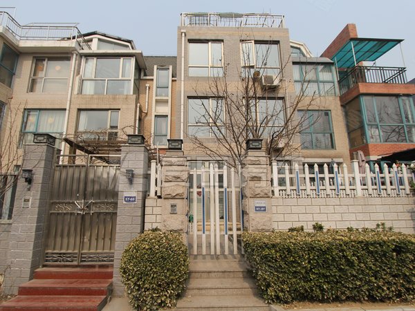 北京昌平回龙观流星花园一区联排别墅 保持好 居家自住 有附加 5室3卫