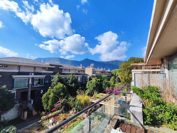 滇池度假区租房,店长滇池50米 南郡超大花园近100平 五室端头别墅