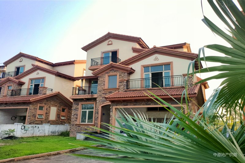 亚运城莲花山高尔夫别墅 南望高尔夫球场 与莲花山相邻 随约