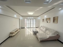 宜城华龙中心宜城城区公园门口 三室两厅双卫精装 首此出租 房子干净整洁 采光好出租房源真实图片