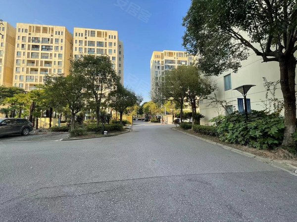 上海浦东临港新城宜浩佳园小区门口进出方便,家具家电齐全,随时看房