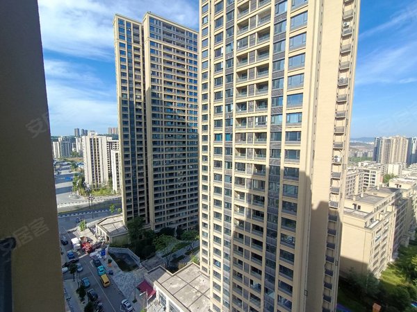 重庆渝北空港新城中交中央公园美麓云创小雪旁,精装3房,天气炎热可