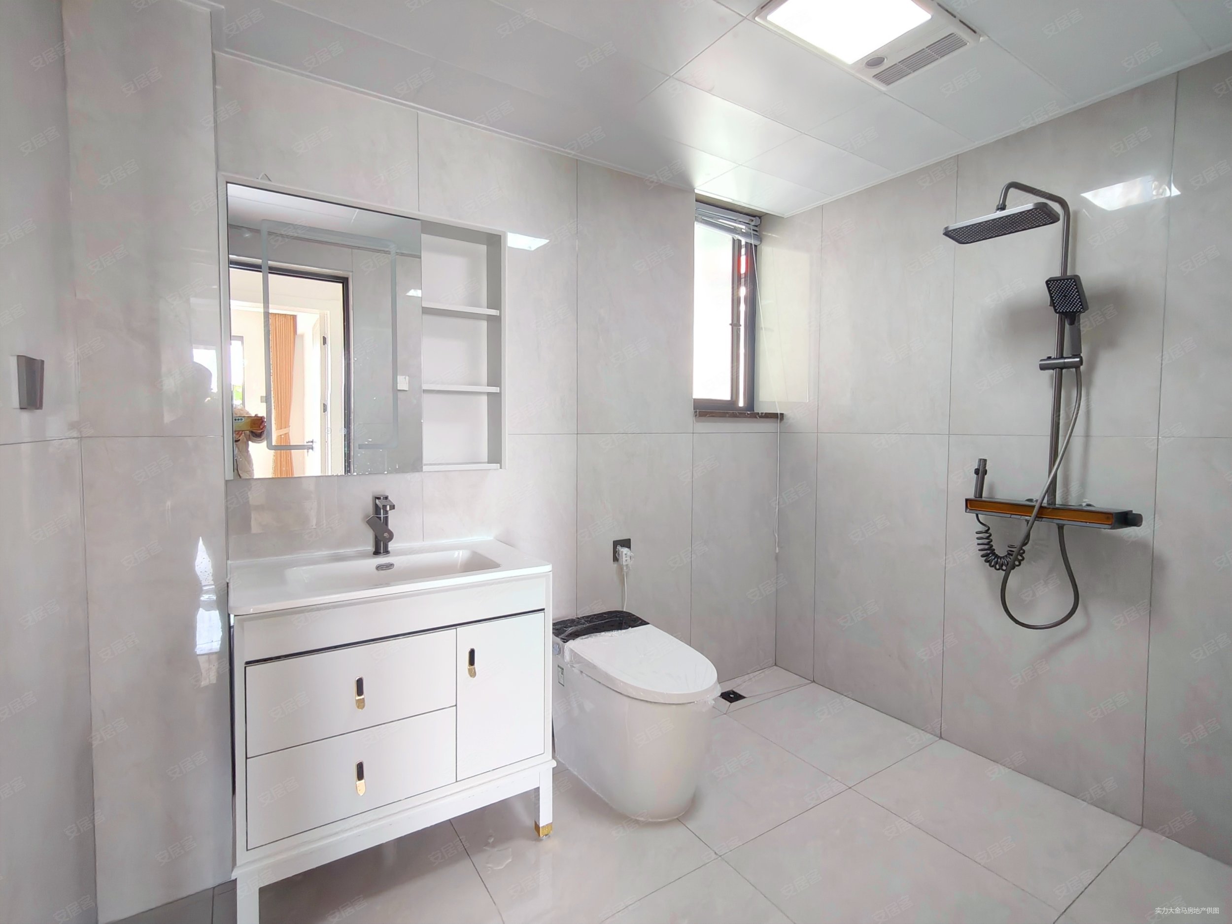 昆华苑浅山逸城6室3厅4卫237㎡南北136万