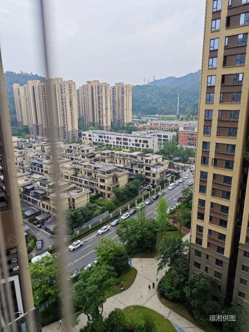 龙湖紫宸 毛坯7200 105平3房2卫 门口就是月亮岛三小