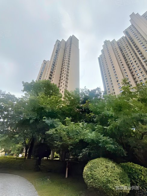 万达天樾两梯三户大三室中间楼层精装保持新价位可大谈