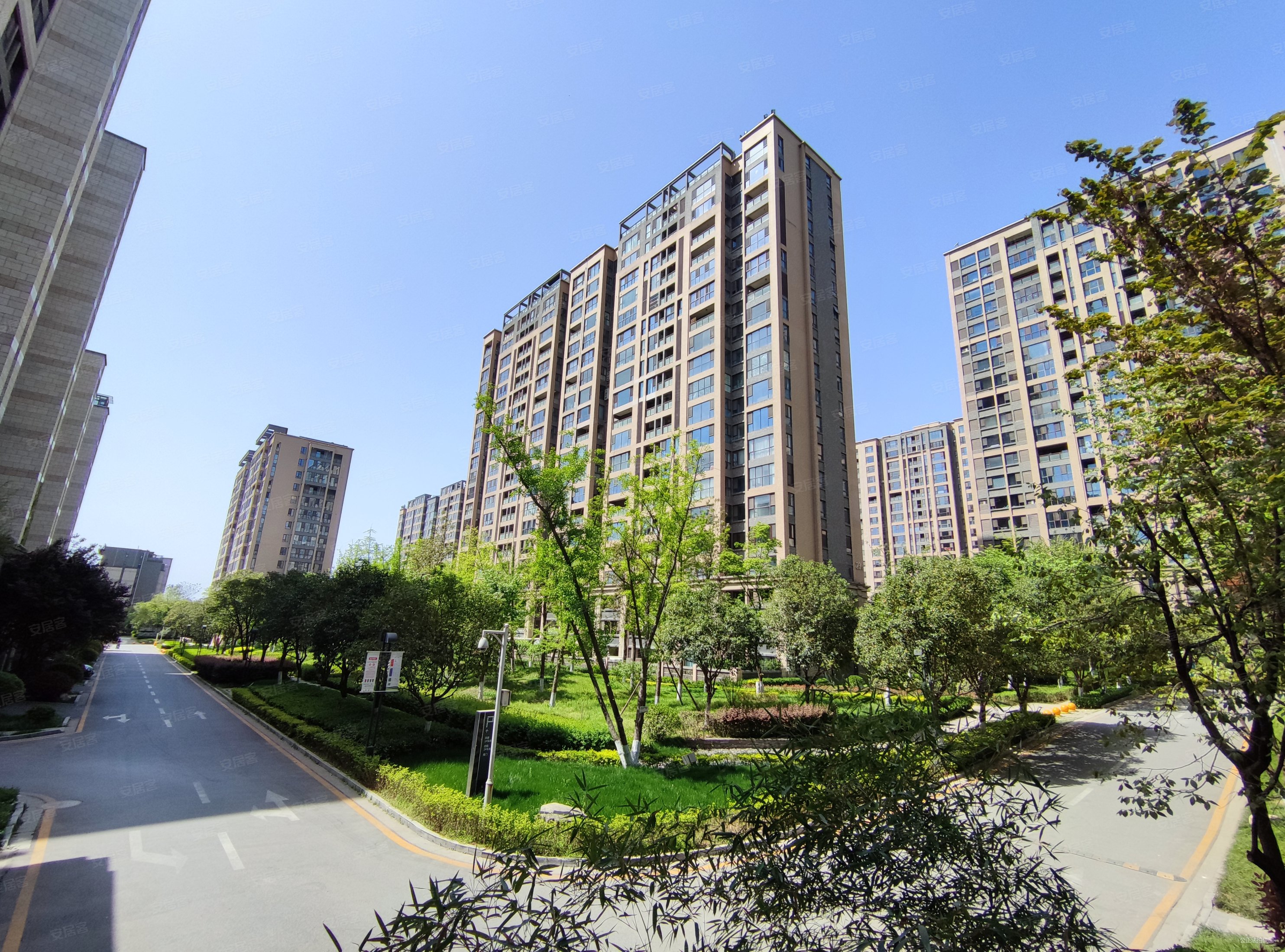 金地湖城大境天锦降500w264平五室500w可按揭法拍房