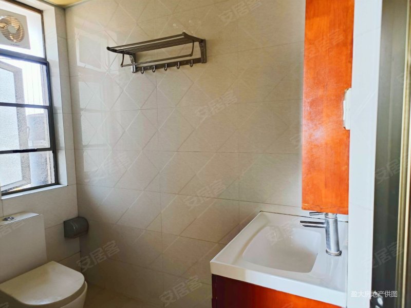 嘉景出售138万精装修环绕小区环境好中心地段