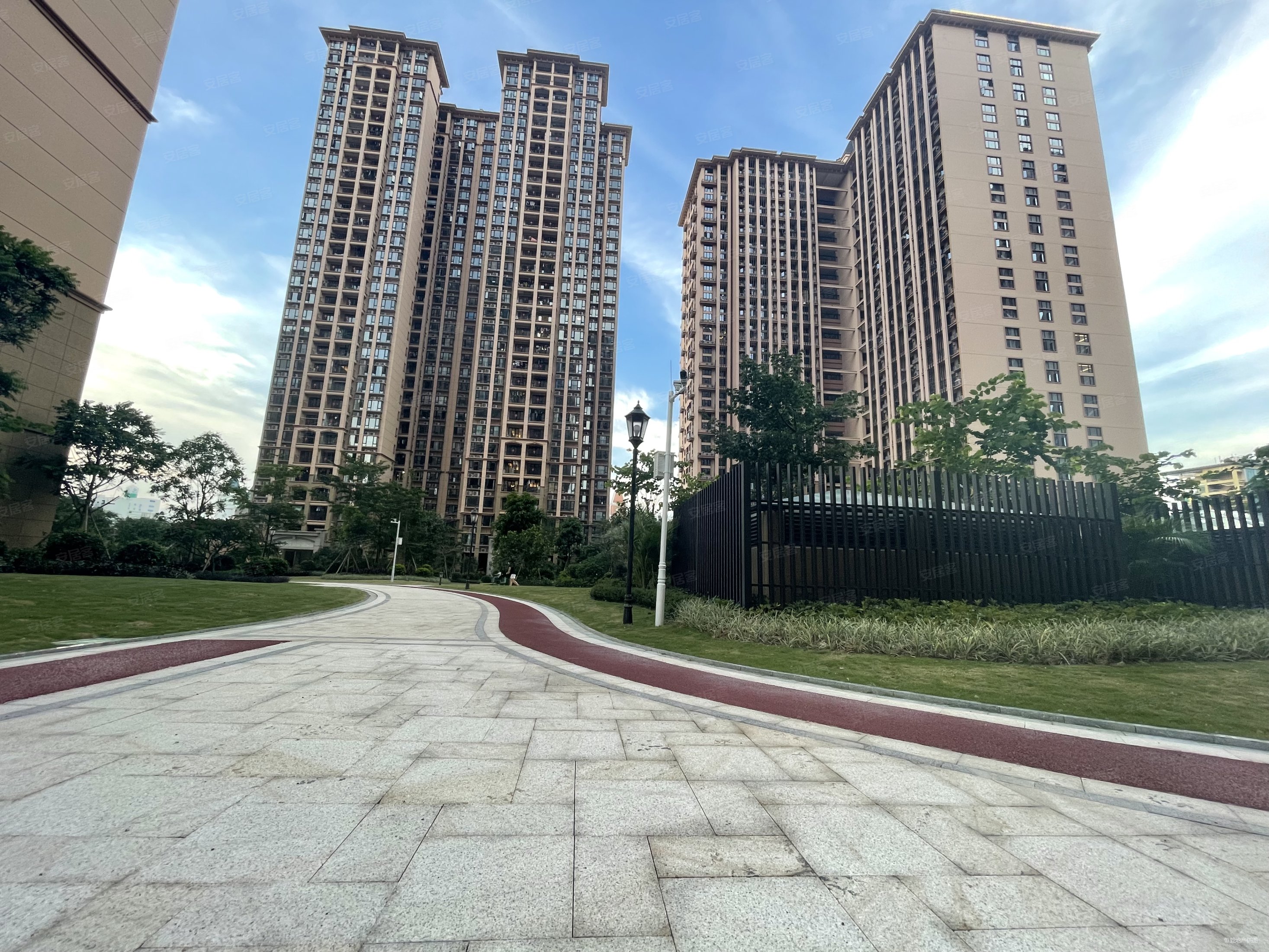 翠珑湾3房2厅带精装红本在手没有欠款先到先得低