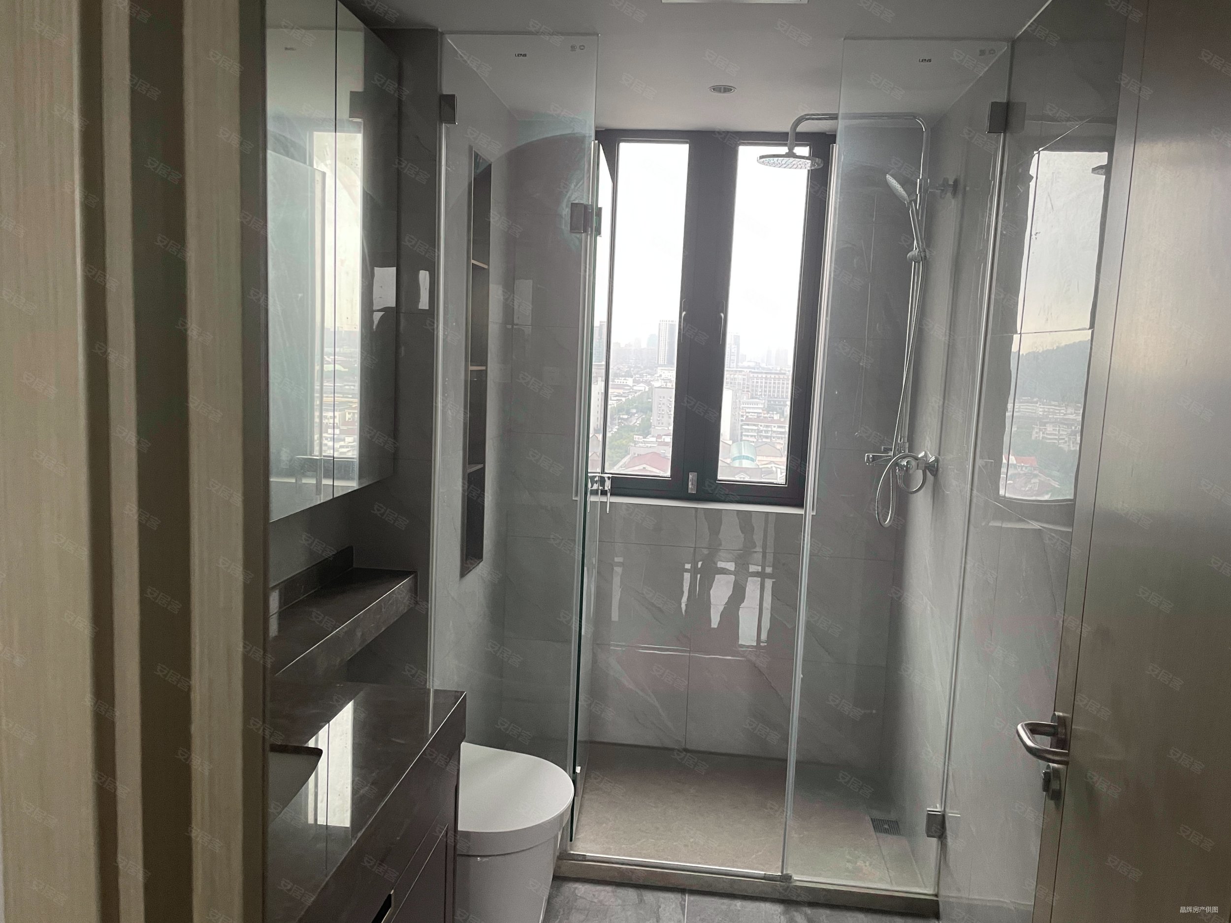 龙山名都4室2厅3卫169㎡南北285万